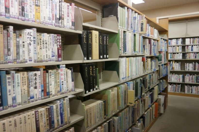 洗足池図書館地域資料コーナー書架