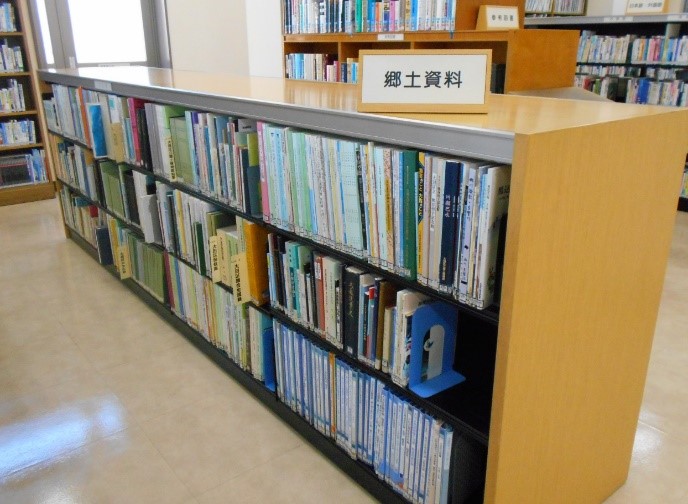 浜竹図書館地域資料コーナー書架写真